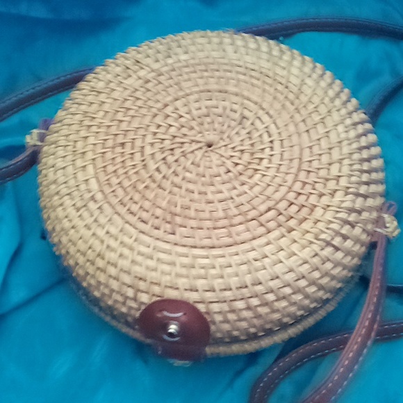 Summer Rose rattan woven crossbody round bag - Picture 8 of 8